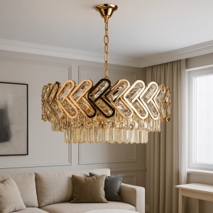 Lustră modernă aurie cu cristale și design geometric, ideală pentru living elegant