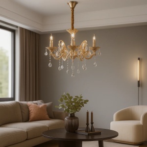 Candelabru clasic auriu cu cristale ornamentale, ideal pentru un iluminat elegant și o atmosferă sofisticată în living