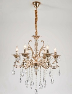 Candelabru clasic auriu cu brațe ornamentale și cristale decorative, ideal pentru interioare elegante și rafinate
