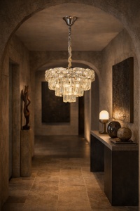 Candelabru elegant cu cristale în trepte, ideal pentru living, oferă lumină caldă și rafinament modern