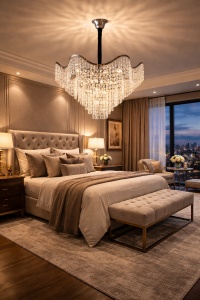 Candelabru luxos cu cristale în cascadă, perfect pentru living sau dining, aducând eleganță și lumină spectaculoasă