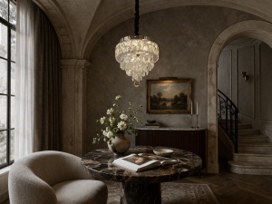Candelabru elegant cu cristale în cascadă, ideal pentru iluminat rafinat în living, hol sau dormitor