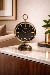 Ceas de masă elegant cu cadran alb, finisaj auriu și bază neagră decorativă
