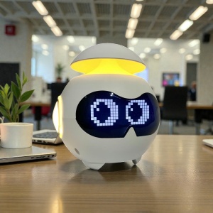 Ceas digital interactiv cu animații faciale, alarmă, Bluetooth și boxă integrată, design modern pentru birou sau casă