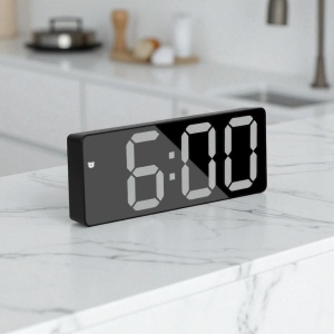 Ceas digital cu afișaj LED alb și design compact, ideal pentru utilizare zilnică în casă sau birou
