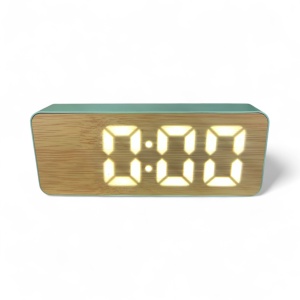 Ceas digital cu design din lemn și afișaj LED alb, ideal pentru dormitor sau birou modern