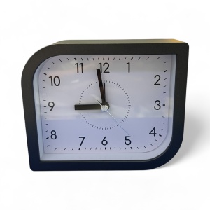 Ceas de masă analogic cu design modern și ramă gri, ideal pentru birou sau apartamente elegante