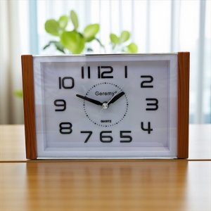 Ceas de masă analogic dreptunghiular cu ramă din lemn inchis și cadran alb, ideal pentru birou sau sufragerie