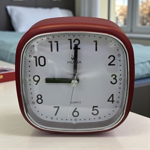 Ceas de masă analogic pătrat, modern cu ramă roșie și cadran alb, ideal pentru dormitor sau birou modern