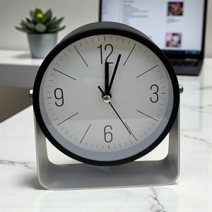 Ceas de masă minimalist cu ramă neagra și suport alb, ideal pentru birouri moderne,spații de lucru si casa