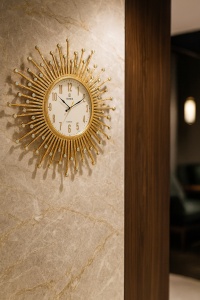 Ceas decorativ de perete design solar, ramă aurie cu strass și cadran alb elegant
