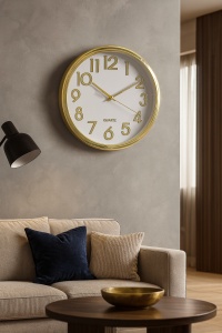 ceas de perete rotund cu rama aurie lucioasă, cifre fosforescente reliefate , design elegant potrivit pentru living, birou sau dormitor