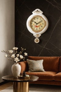 Ceas de perete vintage cu pendul, cadran clasic cu cifre arabe și detalii ornamentale aurii