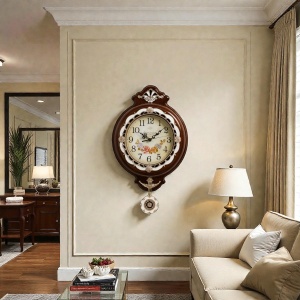 Ceas de perete vintage cu pendul decorativ, design elegant cu detalii aurii și cadran floral, ideal pentru decor interior clasic.