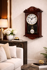 Ceas de perete elegant maro cu design clasic și pendul