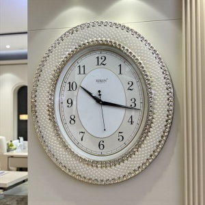 ceas de perete oval cu rama decorata cu strassuri elegante