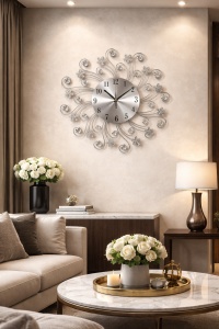 Ceas de perete decorativ cu design floral radial, cifre arabe negre și elemente ornamentale strălucitoare dispuse simetric