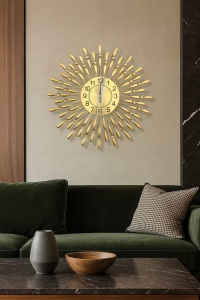 Ceas de perete auriu în formă de soare, design decorativ cu raze stilizate și accente strălucitoare