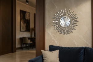 Ceas de perete metalic cu design solar argintiu