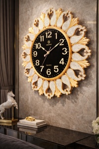 Ceas de perete modern negru cu design floral auriu si detalii decorative elegante