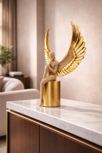 Statueta inger cu aripi aurii, decor modern elegant pentru interior
