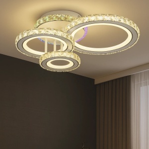 Lustră LED modernă cu cercuri cristaline și iluminare caldă, ideală pentru living sau dormitor