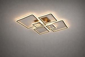 Plafonieră LED modernă cu rame geometrice iluminate într-un design suprapus