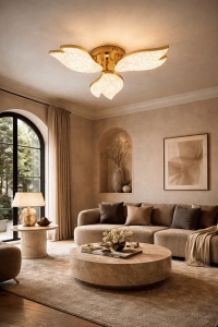 Lustră LED decorativă cu design elegant în formă de aripi, finisaj auriu și suprafețe luminoase texturate