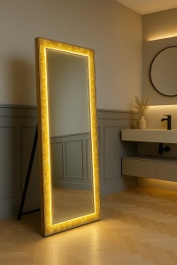 Oglindă modernă cu iluminare LED și inserții aurii, ideală pentru amenajări interioare elegante