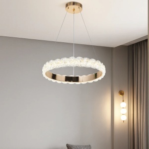 Lustră suspendată modernă tip inel cu finisaj auriu și elemente decorative, iluminat elegant pentru living