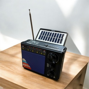 radio portabil negru cu antenă telescopică, panou solar rabatabil și lanternă laterală