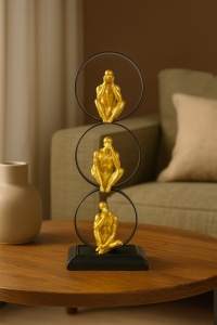 Trei figurine aurii așezate vertical în cercuri negre, simbolizând proverbul oriental: nu văd răul, nu aud răul, nu vorbesc răul