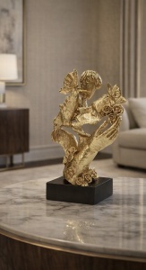 Decorațiune artistică aurie cu cuplu și flori