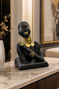 Statuetă femeie africană stilizată, în negru și auriu. Element decorativ deosebit, ce aduce rafinament și autenticitateStatuetă femeie africană stilizată, în negru și auriu. Element decorativ deosebit, ce aduce rafinament și autenticitate