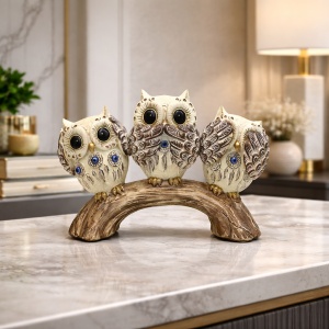Statuete bufnițe decorative pe suport tip lemn, simbol al cunoașterii și protecției