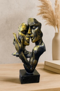 Figurină decorativă abstractă cu doi îndrăgostiți într-un sărut pasional. Ideală pentru un cadou romantic de lux sau pentru a adăuga eleganță în decorul casei.