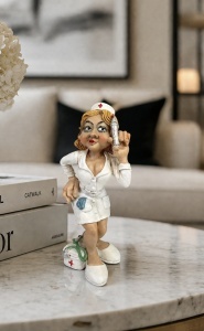 Statueta decorativa asistenta medicala cu seringa, figurina haioasa pentru cabinet sau birou