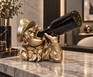Statuetă Decorativă Cu Suport Pentru Sticlă De Vin - "Bravor" - Img 3
