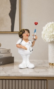 Statueta decorativa asistenta medicala cu seringa si inima, figurina haioasa pentru cabinet sau birou