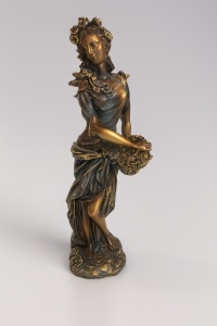 Statuetă decorativă femeie cu coș de flori din bronz patinat – eleganță clasică