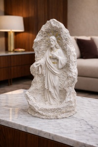 Statuetă decorativă creștină Iisus Hristos în grotă, simbol al credinței și protecției divine