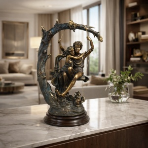 Figurină decorativă romantică cu doi îndrăgostiți pe leagăn