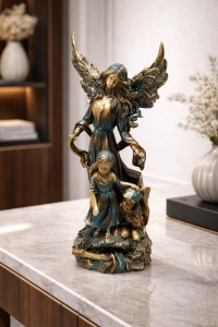 Statueta decorativa inger protector cu copil figurina religioasa decor interior