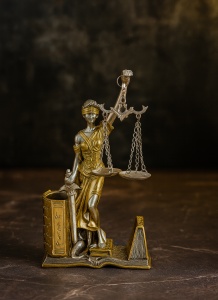Statuetă decorativă zeița Justiției, cu detalii aurii și argintii, potrivită pentru birouri și colecții