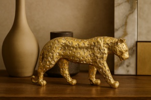 Statuetă leopard auriu cu detalii fine, perfectă pentru decor elegant și de lux. Simbol al puterii și rafinamentului, cadoul ideal pentru pasionații de animale exotice