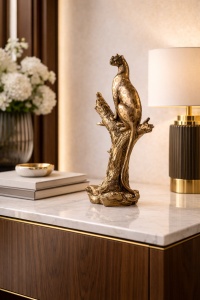 Statuetă panteră elegantă argintie, așezată pe un trunchi de copac, simbol al puterii și grației