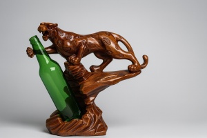 Panteră decorativă maro, suport elegant pentru sticlă de vin
