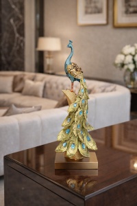 Statuetă decorativă cu păun, simbol al frumuseții, eleganței și prosperității