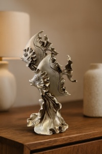 Statuetă decorativă cu doi pești argintii, simbol al prosperității și eleganței acvatice