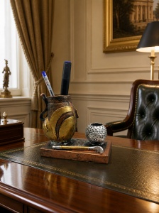 Suport decorativ pentru pixuri cu tema golf, accesoriu elegant pentru birou
